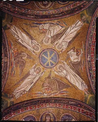Vier Engel mit den Symbolen der Evangelisten um das Chi-Rho-Monogramm Christi, aus dem Gewölbe der Erzdiözesankapelle (Mosaik)